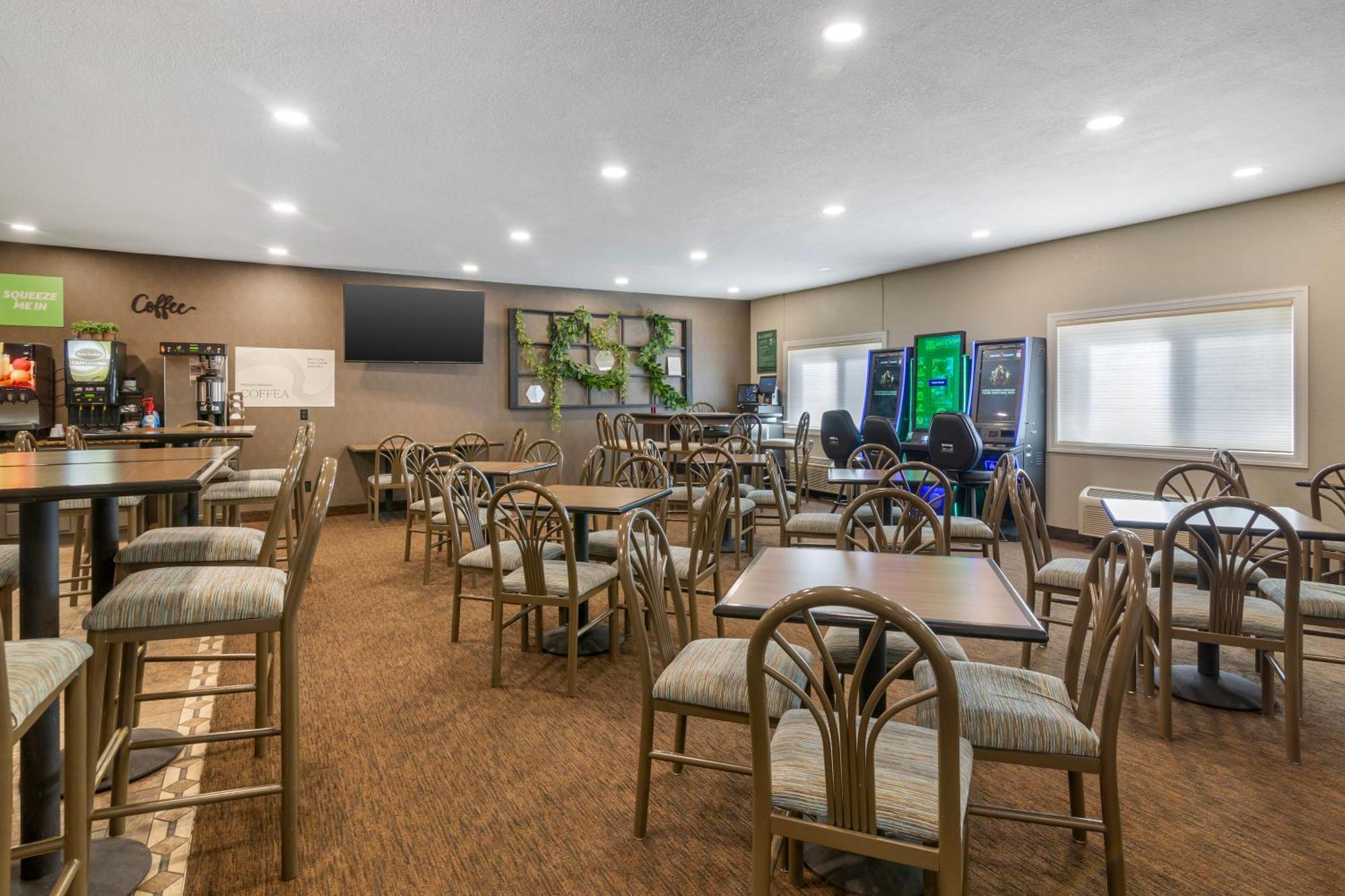 Everspring Suites Bismarck Bagian luar foto