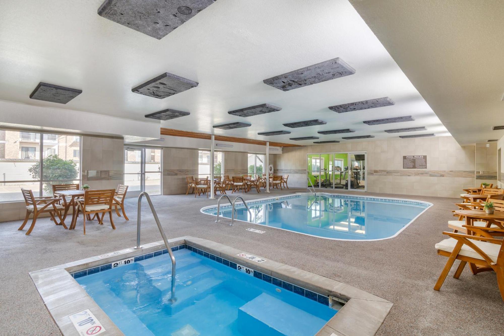 Everspring Suites Bismarck Bagian luar foto