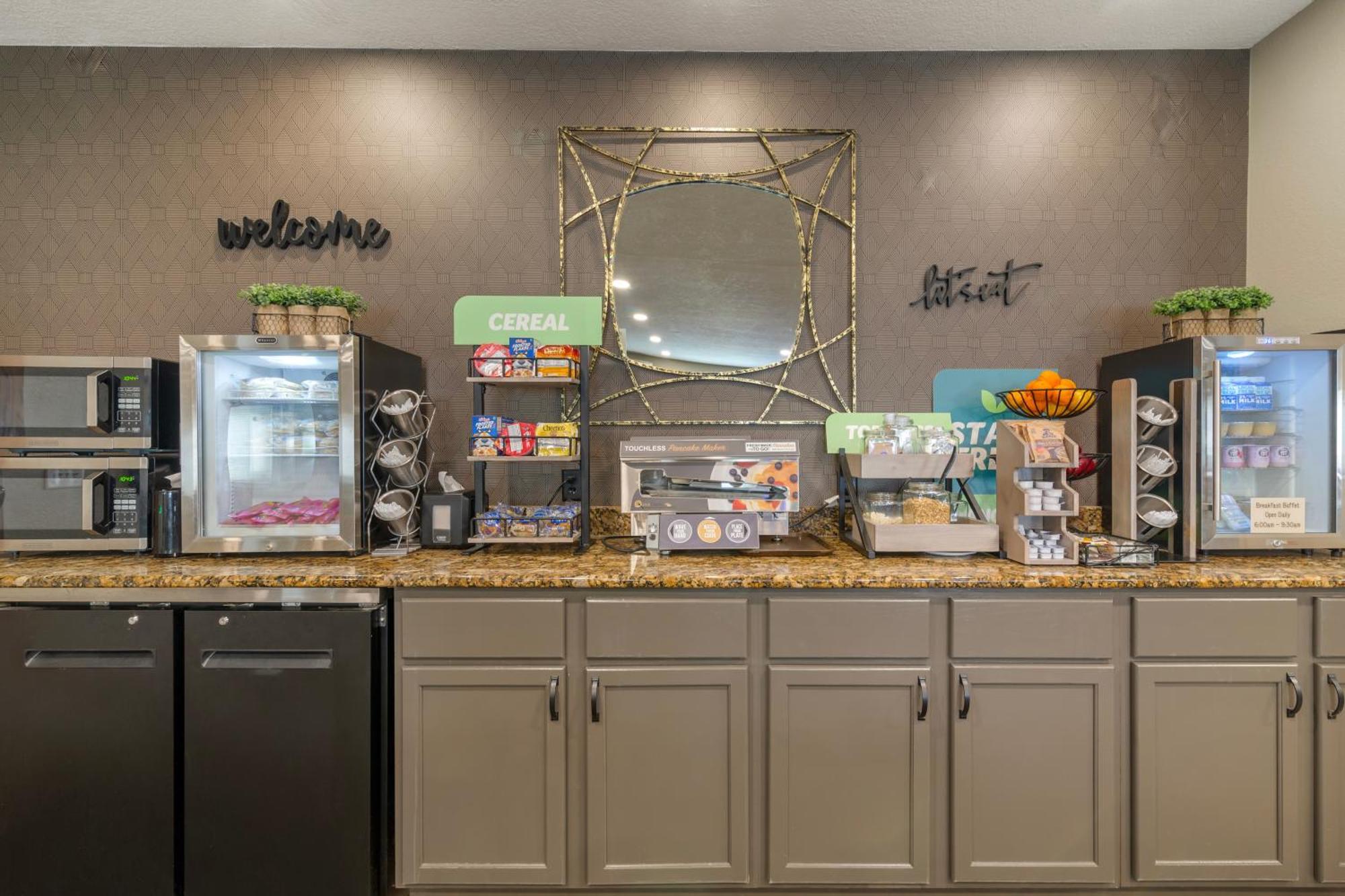 Everspring Suites Bismarck Bagian luar foto