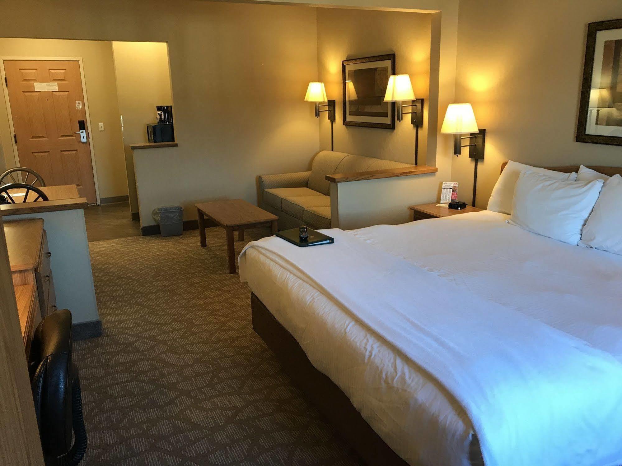 Everspring Suites Bismarck Bagian luar foto